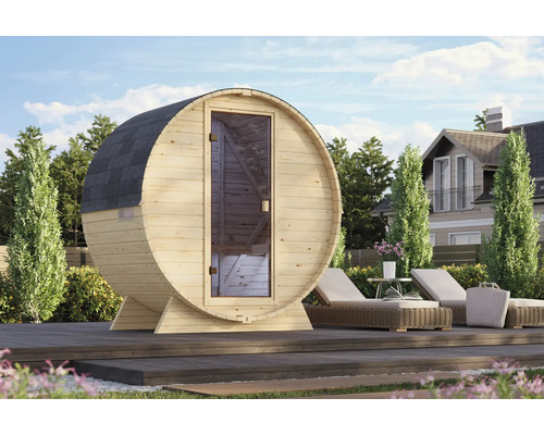 Fasssauna aus Holz mit Glastür auf einer Terrasse vor einem Wohnhaus im Garten.