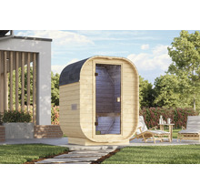 Ovale Fasssauna aus Holz mit Glasfront auf einer Terrasse im Garten neben Liegestühlen.