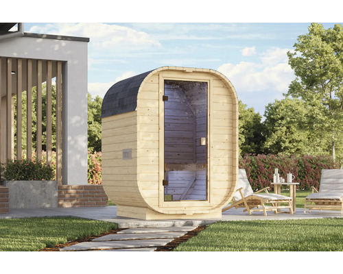 Ovale Fasssauna aus Holz mit Glasfront auf einer Terrasse im Garten neben Liegestühlen.