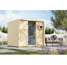 Gartensauna aus Holz mit Glastür und Steuerungselement in einem Garten mit Lounge-Möbeln.