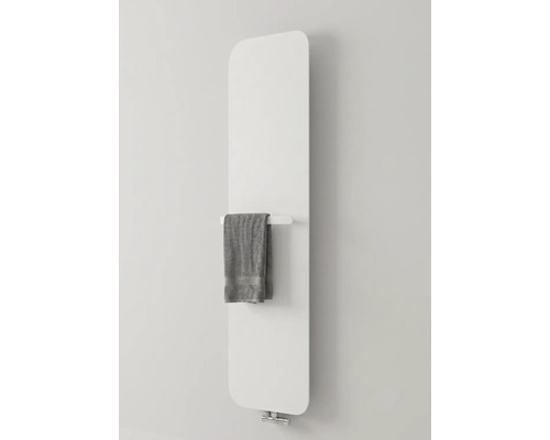 Weißer vertikaler Design-Heizkörper mit planer Front, abgerundeten Ecken und Handtuchstange.