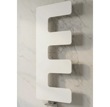 Weißer Design-Heizkörper mit vier horizontalen Elementen und verchromten Armaturen.