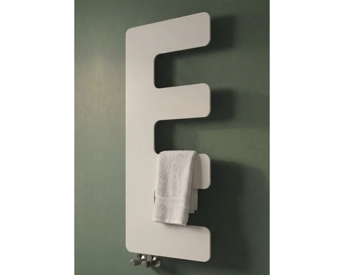 Moderner E-förmiger Design-Heizkörper in Weiß an einer Wand mit einem aufgehängten Handtuch.