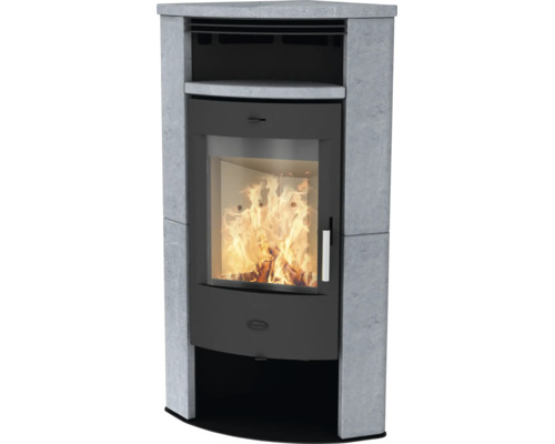 Kaminofen mit Specksteinverkleidung, großem Sichtfenster mit brennendem Holzfeuer und Warmhaltefach.
