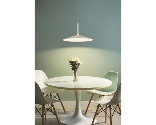 Moderne Pendelleuchte über rundem Esstisch mit Blumen und Eames-Stil Stühlen in einem hellen Raum.