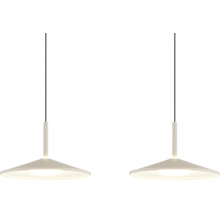 Zwei moderne Pendelleuchten mit flachem, breitem Schirm und dünnem schwarzen Kabel.