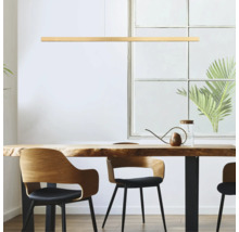 Moderne, schlanke LED-Pendelleuchte aus Holz über einem massiven Esstisch aus Naturholz mit modernen Holzstühlen in einem hellen Raum.
