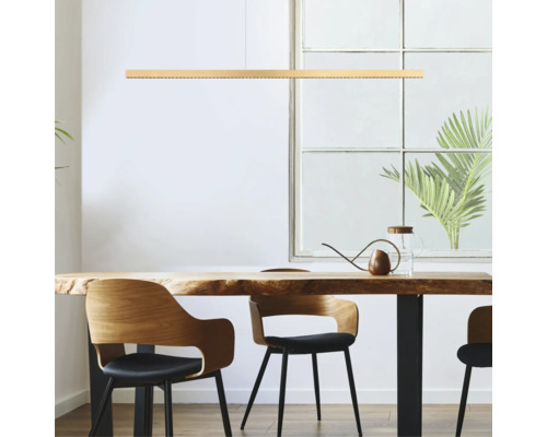 Moderne, schlanke LED-Pendelleuchte aus Holz über einem massiven Esstisch aus Naturholz mit modernen Holzstühlen in einem hellen Raum.