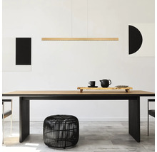 Moderne LED-Pendelleuchte über einem Esstisch aus Holz mit schwarzen Beinen in einem minimalistisch eingerichteten Esszimmer.