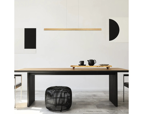 Moderne LED-Pendelleuchte über einem Esstisch aus Holz mit schwarzen Beinen in einem minimalistisch eingerichteten Esszimmer.