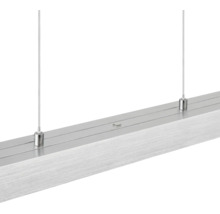 Detailaufnahme einer linearen LED-Pendelleuchte aus gebürstetem Aluminium mit Aufhängeseilen und einem Sensor auf der Oberseite.