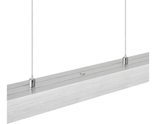 Detailaufnahme einer linearen LED-Pendelleuchte aus gebürstetem Aluminium mit Aufhängeseilen und einem Sensor auf der Oberseite.