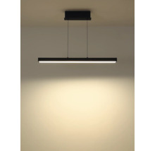 Schwarze LED-Pendelleuchte in schmaler, rechteckiger Form mit warmweißem Lichtschein nach unten.