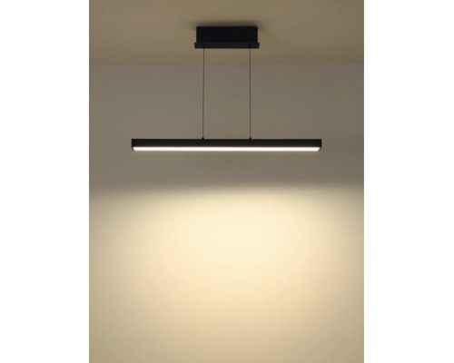 Schwarze LED-Pendelleuchte in schmaler, rechteckiger Form mit warmweißem Lichtschein nach unten.