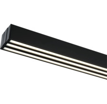 Schwarze lineare LED-Deckenleuchte mit drei parallelen Lichtstreifen.