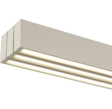 Moderne, rechteckige LED-Deckenleuchte oder Wandleuchte mit drei parallelen Lichtstreifen, minimalistisches Design.