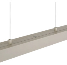 Detail einer linearen Pendelleuchte mit zwei Aufhängeseilen und einem Sensor auf der Oberseite.
