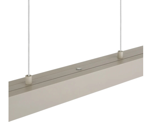 Detail einer linearen Pendelleuchte mit zwei Aufhängeseilen und einem Sensor auf der Oberseite.