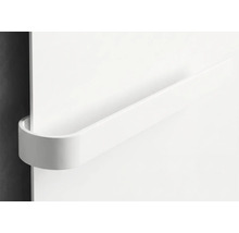 Moderner, weißer Handtuchhalter mit geschwungener Form zur Frontmontage.