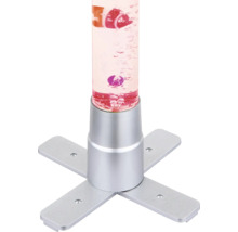 Detailansicht einer Wassersäule mit silbernem Kreuzfuß, gefüllt mit Wasser, Luftblasen und bunten Kunstfischen.