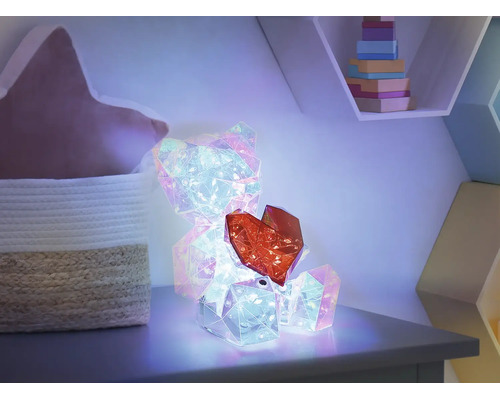 Dekoratives LED-Nachtlicht in Form eines holografischen Teddybären mit rotem Herz im Kinderzimmer.