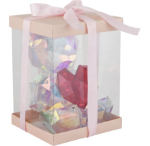 Geschenkbox mit durchsichtigen Wänden und Schleife, gefüllt mit einem glänzenden, facettierten Bären und einem roten Herz.