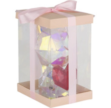 Geschenkbox mit Schleife, transparenter Verpackung und einem glänzenden, facettierten Bären mit Herz im Inneren