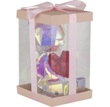 Geschenkbox mit durchsichtigen Wänden und einer glänzenden Schleife, in der sich ein Bär aus geometrischen Elementen mit einem Herz befindet.
