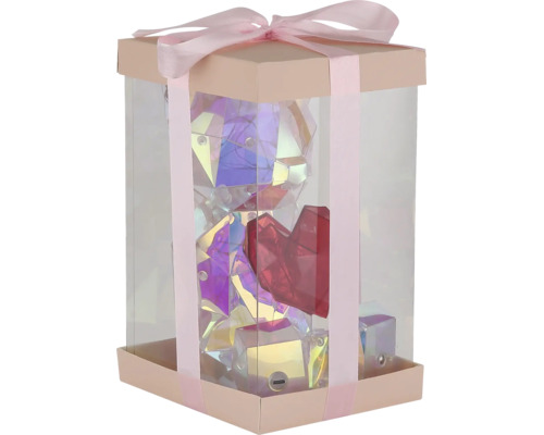 Geschenkbox mit durchsichtigen Wänden und einer glänzenden Schleife, in der sich ein Bär aus geometrischen Elementen mit einem Herz befindet.
