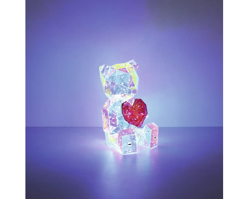 Leuchtende LED-Dekofigur Teddybär mit Herz in kristalliner 3D-Optik.