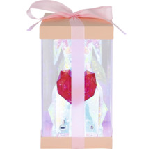 Geschenkbox mit Schleife, in der eine figurartige Skulptur mit einem roten Herzen steht