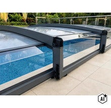 Teleskopische Poolüberdachung aus Aluminium und Polycarbonat in Anthrazit, flache Ausführung über einem Gartenpool. (Image AI modified or generated)