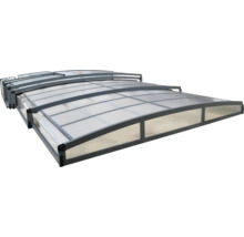 Flache Teleskop-Poolüberdachung aus Polycarbonat mit anthrazitfarbenem Aluminiumrahmen.