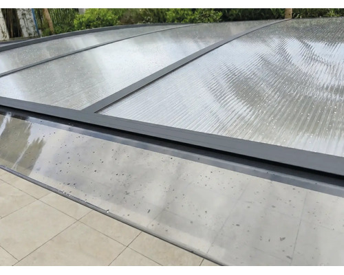 Detailaufnahme eines Terrassendachs mit Stegplatten aus Polycarbonat und dunklen Aluminiumprofilen.
