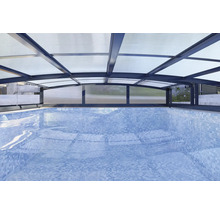 Flache Poolüberdachung mit anthrazitfarbenem Aluminiumrahmen und lichtdurchlässigen Doppelstegplatten über einem Mosaik-Pool.
