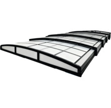 Flache, bogenförmige Poolüberdachung mit schwarzem Aluminiumrahmen und lichtdurchlässigen Paneelen.