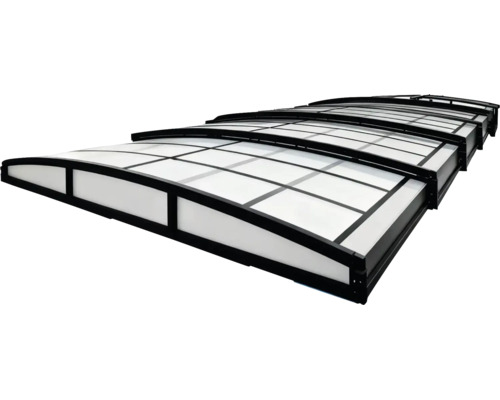 Flache, bogenförmige Poolüberdachung mit schwarzem Aluminiumrahmen und lichtdurchlässigen Paneelen.