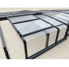 Teleskopische Poolüberdachung mit anthrazitfarbenem Aluminiumrahmen, Seitenschiebetür und transparenten Platten aus Polycarbonat.