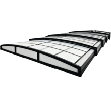 Gewölbte Poolüberdachung mit schwarzem Aluminiumrahmen und lichtdurchlässigen Paneelen.