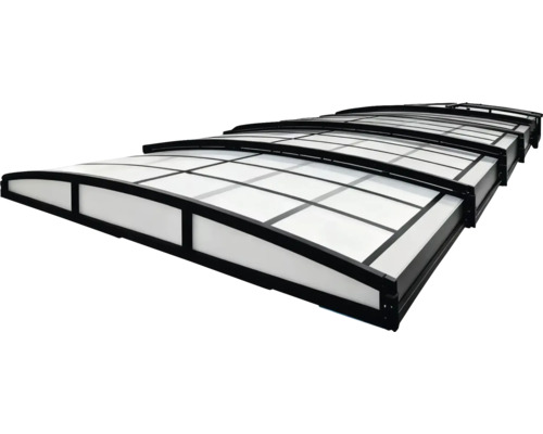 Gewölbte Poolüberdachung mit schwarzem Aluminiumrahmen und lichtdurchlässigen Paneelen.