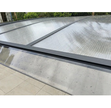 Detailaufnahme eines Terrassendachs mit Stegplatten aus Polycarbonat und dunklen Aluminiumprofilen.