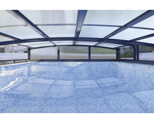 Flache Poolüberdachung mit anthrazitfarbenem Aluminiumrahmen und lichtdurchlässigen Doppelstegplatten über einem Mosaik-Pool.
