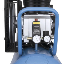 Detailansicht eines Kompressors mit zwei Manometern, Druckschalter, blauem Griff und schwarzem Schutzgitter.