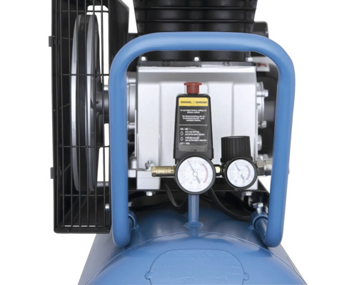 Detailansicht eines Kompressors mit zwei Manometern, Druckschalter, blauem Griff und schwarzem Schutzgitter.