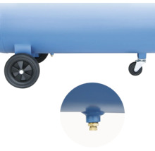 Detailansicht eines Kompressors mit Laufrädern, Lenkrolle und Ablassventil für Kondenswasser am Druckbehälter.