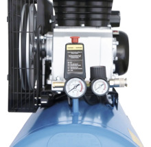 Detailansicht eines Kompressors mit Druckschalter, zwei Manometern, Druckregler und Schnellkupplung auf einem blauen Kessel.