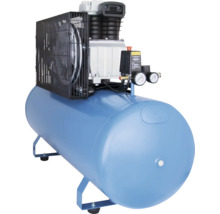 Druckluft-Kompressor mit horizontalem blauen Kessel, Manometern und Schutzgitter.