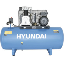 Hyundai Kompressor mit großem blauem Druckluftbehälter, Elektromotor und obenliegendem Zylinderaggregat.