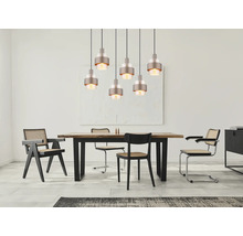 Modernes Esszimmer mit einer 7-flammigen Pendelleuchte über einem Holztisch und Stühlen mit Wiener Geflecht.