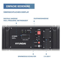 Hyundai Logo auf dem Bedienfeld des Hyundai HY3800i Inverter Stromerzeugers mit digitaler Anzeige, Zustandsanzeigen und zwei 230 Volt Steckdosen.